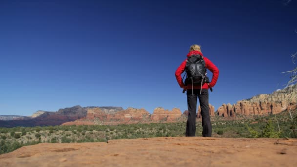 Terve valkoihoinen amerikkalainen nainen seikkailu patikoija hänen vaellus retkikunta Verde Valley Arizona Yhdysvallat
  - Materiaali, video