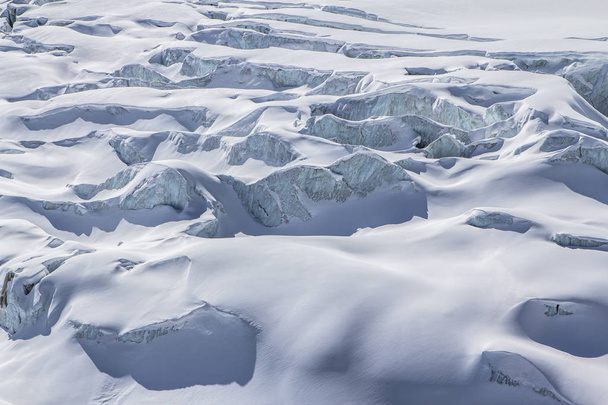 Glacier enneigé dans une montagne de Saas-Fee en Suisse
 - Photo, image