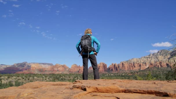 Gezonde Kaukasische Amerikaanse vrouwelijke wandelaar met wandelen van rode zandsteen Verde Valley, Arizona Amerika rugzak  - Video