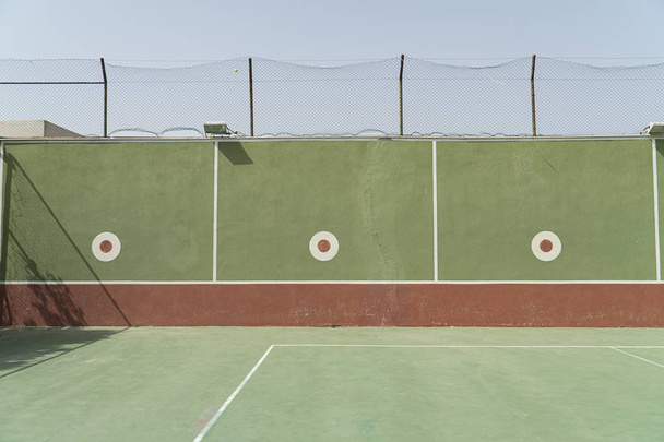 entraînement de tennis seul sur le mur
 - Photo, image