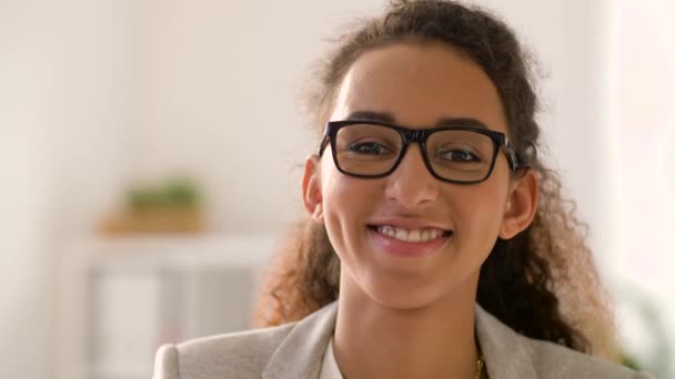 face of smiling african american woman in glasses - Záběry, video
