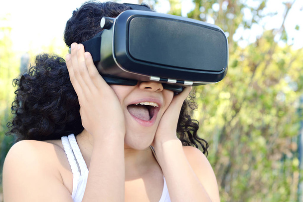 Young woman testing VR glasses. - Foto, imagen