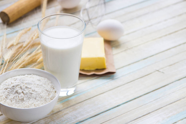 Ingredientes para hornear: leche, harina, huevo y mantequilla
 - Foto, imagen