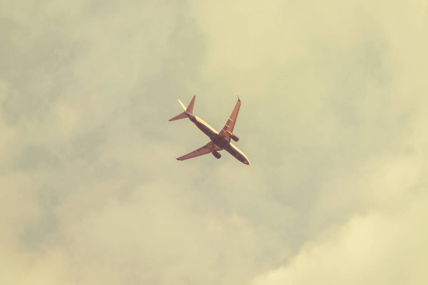 Airplane In The Sky, Underside, Bottom Side - Foto, immagini