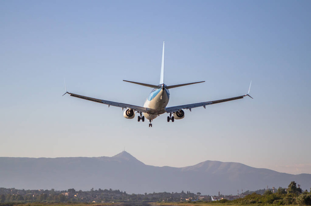 samolot lądowania na Korfu Lotnisko - Zdjęcie, obraz