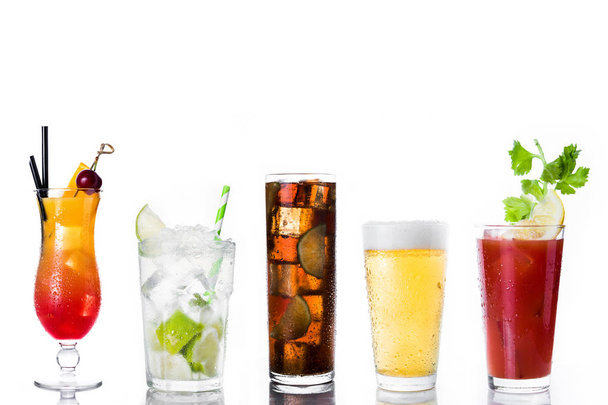 Conjunto de bebidas alcohólicas aisladas sobre fondo blanco
 - Foto, imagen
