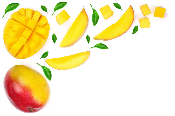 Fruta de mango y rodajas decoradas con hojas aisladas sobre fondo blanco con espacio de copia para su texto. Vista superior
 - Foto, Imagen