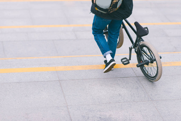 Bir adam bir Bmx bisiklet ile merdivenlerden iner. Bir bisiklet ile yürümek. BMX kavramı - Fotoğraf, Görsel