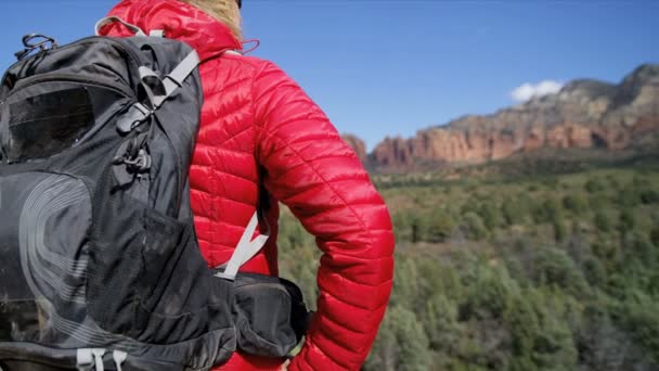 Genç Beyaz Amerikalı kadın uzun yürüyüşe çıkan kimse kırmızı kumtaşı Verde Vadisi Arizona Amerika hiking sırt çantası ile  - Video, Çekim