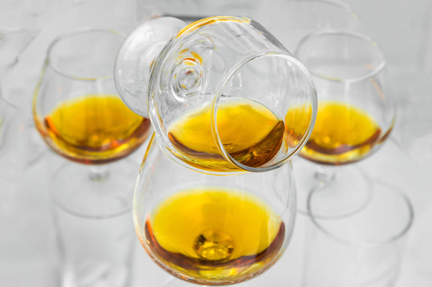 Los vasos están llenos de whisky en la mesa.
 - Foto, imagen