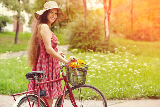junge Frau mit Fahrrad - Foto, Bild