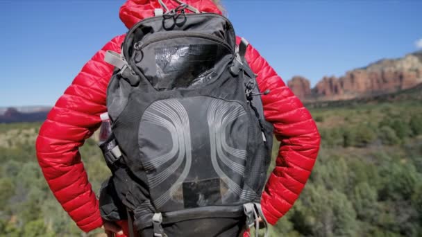Magabiztos kaukázusi amerikai női utas turisztikai a hátizsák a szabadban Verde-völgy Arizona Usa  - Felvétel, videó