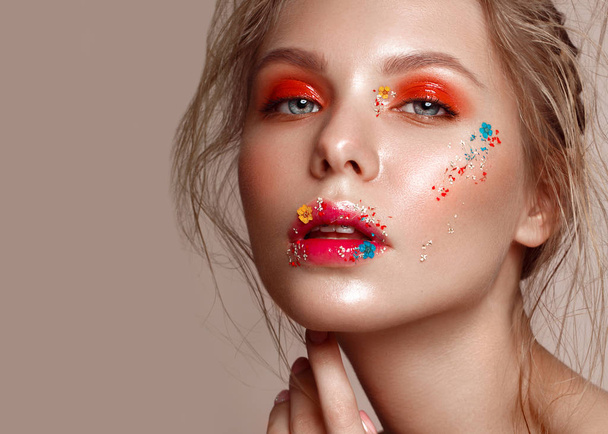 Beautiful girl with art make-up and flowers. beauty face. - Foto, Bild