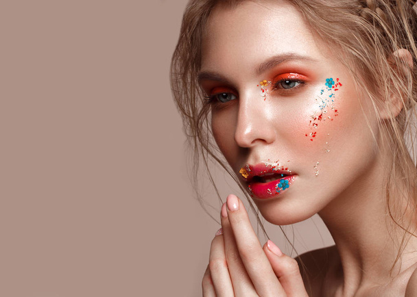 Beautiful girl with art make-up and flowers. beauty face. - Foto, afbeelding