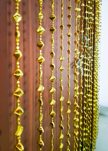sinos dourados decorando cortina de porta suspensa e rasa dept
 - Foto, Imagem
