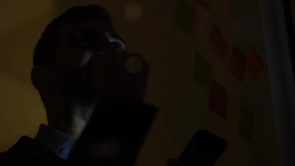 Business man celebrating on dark office - Záběry, video