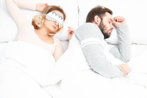 Young couple sleep together in bed - Foto, immagini