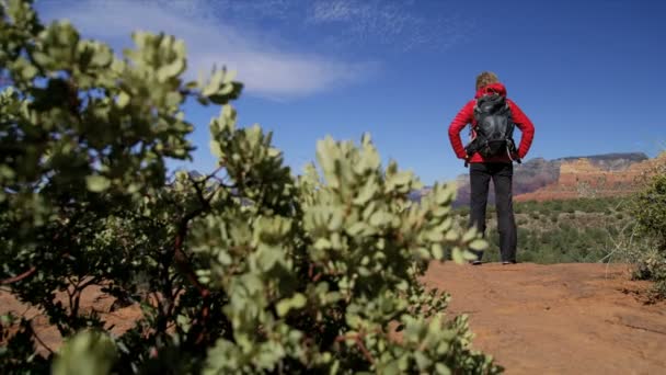 Saudável caucasiana americana viajante ao ar livre em sua expedição caminhadas Vale Verde Arizona EUA
  - Filmagem, Vídeo