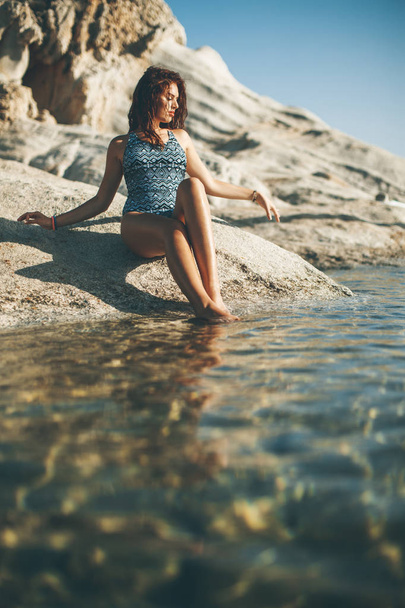Вид на красиву молоду жінку на пляжі влітку
 - Фото, зображення