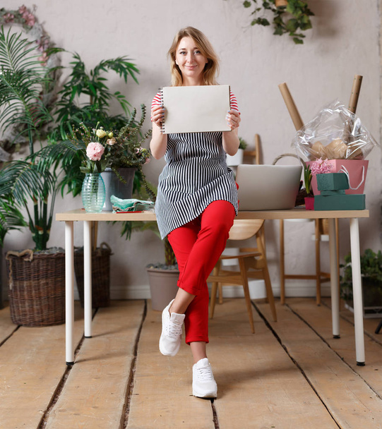 Full-length image of florist woman with clean sheet of notebook - Fotoğraf, Görsel