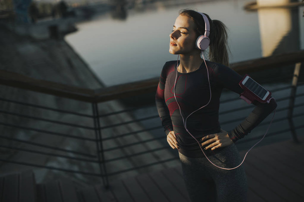Çekici kadın atlet açık havada koşu sonra mola - Fotoğraf, Görsel