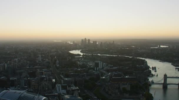 金融街のカナリーワーフ イギリス ロンドン市川テムズ トランシーバー建物全体の空撮夜明け  - 映像、動画