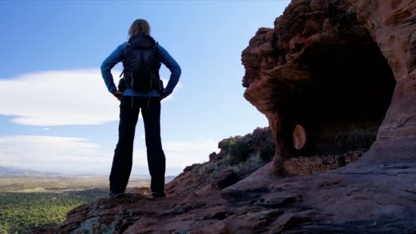 Sağlıklı Beyaz Amerikalı kadın traveler mekanlarda Verde Vadisi Arizona Amerika hiking sırt çantası ile  - Video, Çekim