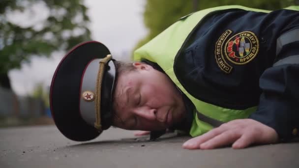 Trabalhador da polícia de trânsito espancado e cansado cai na estrada
 - Filmagem, Vídeo