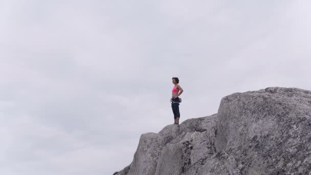 Luchtfoto drone weergave van blanke Amerikaanse vrouwelijke avontuur klimmer rotsklimmen Mt Habrich in Squamish Valley, Canada - Video