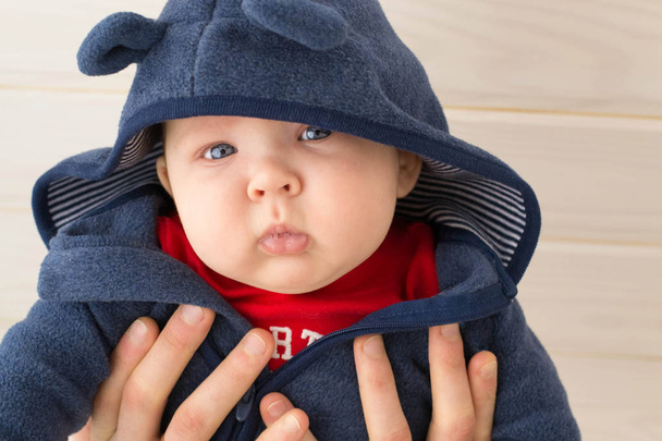 Portraite του μωρού σε hoody - Φωτογραφία, εικόνα