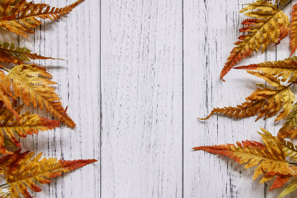 Осенний красный лист папоротника ретро-белый роспись woo
 - Фото, изображение