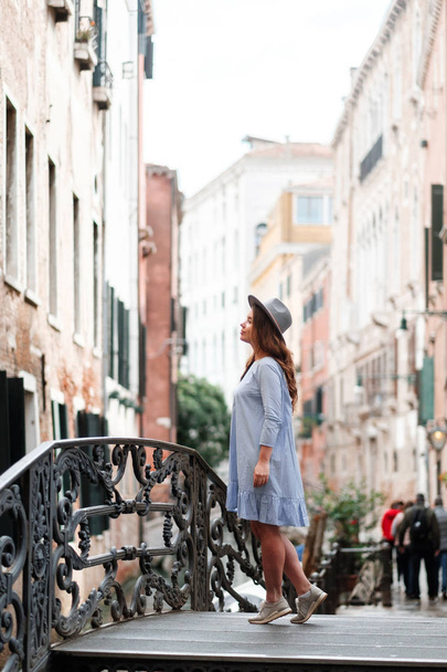 Girl in a hat and dress in Venice - Foto, afbeelding