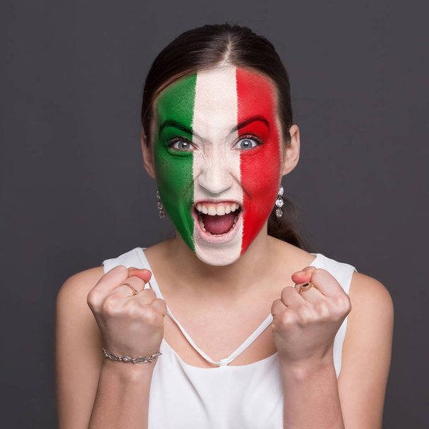 彼の顔に描かれたイタリアの国旗を持つ若い女性 - 写真・画像
