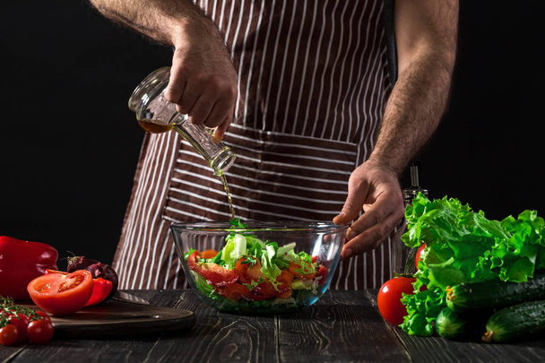 приготування їжі та концепція дому - крупним планом чоловічий салат зі смаком рук у мисці з оливковою олією
 - Фото, зображення