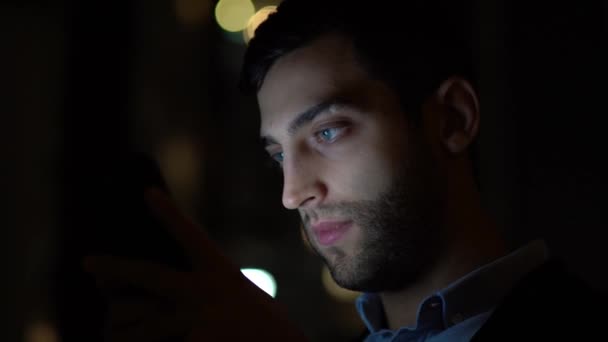 Business man using mobile at nighttime - Filmati, video