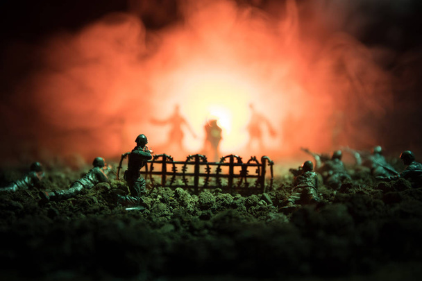 Concepto de guerra. Siluetas militares peleando escena en el fondo del cielo niebla de guerra, Soldados de la Guerra Mundial Siluetas debajo del horizonte nublado Por la noche. Escena de ataque. Vehículos blindados. Batalla de tanques
. - Foto, imagen