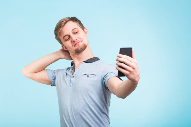 Hombre divertido fotografiándose en un smartphone
 - Foto, Imagen