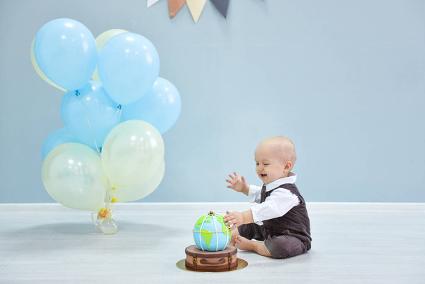 first birthday. smash the cake, a thematic birthday - a travel, trip. globe. - Foto, imagen