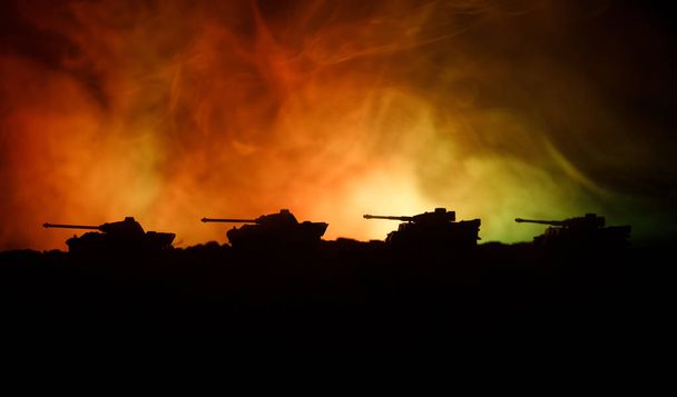 Concept van de oorlog. Militaire silhouetten vechten scène op oorlog mist hemel achtergrond, Wereldoorlog Duitse Tanks silhouetten onder bewolkte Skyline in de nacht. Aanval scène. Gepantserde voertuigen. Battle tanks. Close-up - Foto, afbeelding