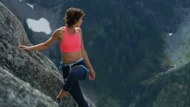 Joven confiado caucásico americano aventura escalador en rocoso montaña pared escamoso valle Canadá
  - Metraje, vídeo