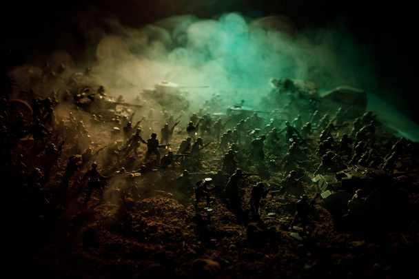 Koncepcja wojny. Wojskowych sylwetki walki scena na wojnie mgła niebo w tle, sylwetki żołnierzy wojny światowej poniżej zachmurzony Skyline w nocy. Scena ataku. Selektywny fokus bitwy czołgów. Dekoracja - Zdjęcie, obraz