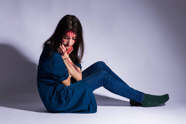 Una donna triste vittima di stupro si siede sul pavimento di un tunnel buio. Concetto di violenza sessuale persone reali. copia spazio
 - Foto, immagini