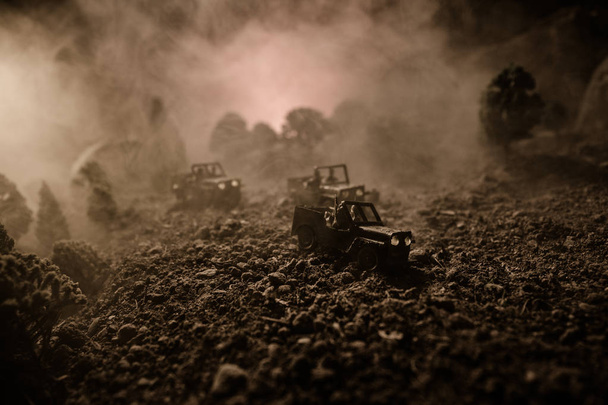 戦争の概念。戦争の霧空のシーンをかけて戦う軍のシルエットの背景、夜曇りスカイライン以下世界大戦兵士のシルエット。攻撃シーン。セレクティブ フォーカス タンク戦い。装飾 - 写真・画像