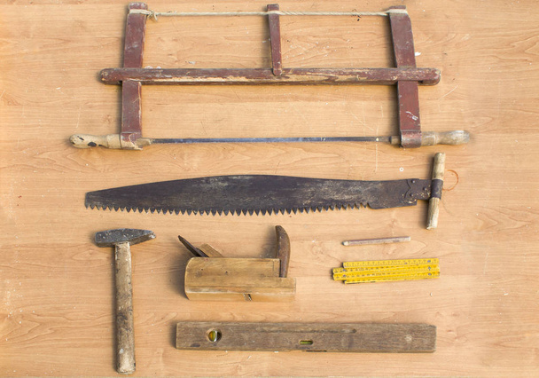 Oude timmerwerk tools op de tafel liggen. - Foto, afbeelding