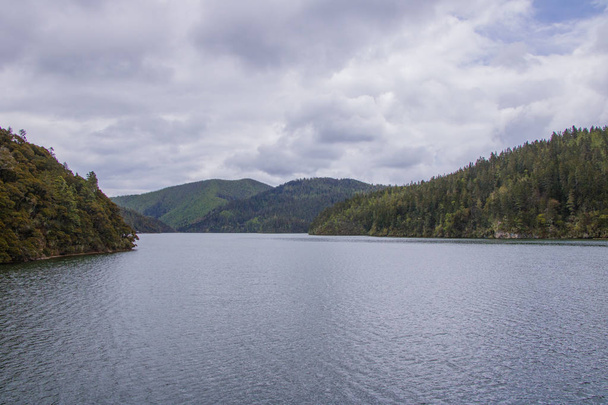 Lac de montagne vue sur la nature dans le parc national Pudacuo à Shangri La
 - Photo, image