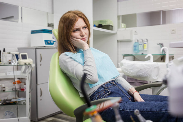 Женщина, страдающая зубной болью - Зубная проблема
. - Фото, изображение