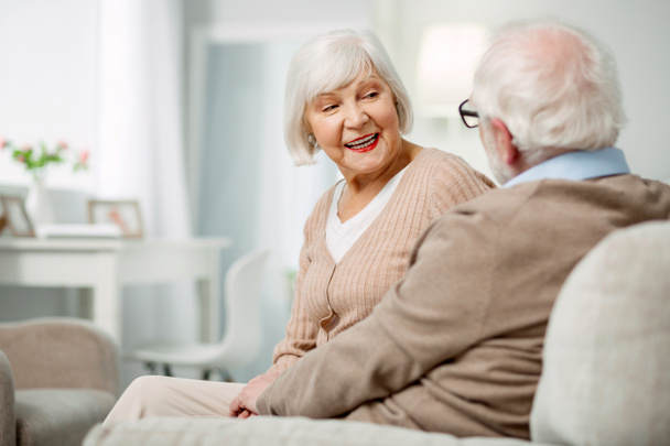 Wesoły wieku kobieta rozmawia z mężem - Zdjęcie, obraz