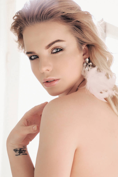 beautiful girl with blond hair and evening makeup - Foto, imagen