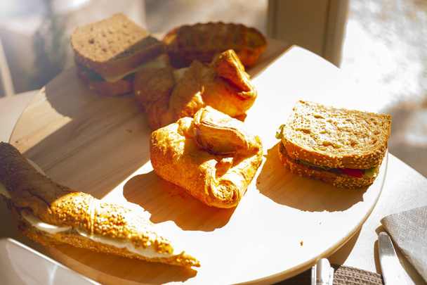 朝食用食品。自家製パンまたはウッドの背景、クロワッサン パフ シナモンのパン。よい一日を - 写真・画像