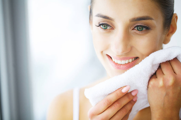 Reinigung der Gesichtshaut. schöne glückliche Mädchen Gesicht waschen - Foto, Bild